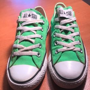 Women’s lime green low top converse all stars